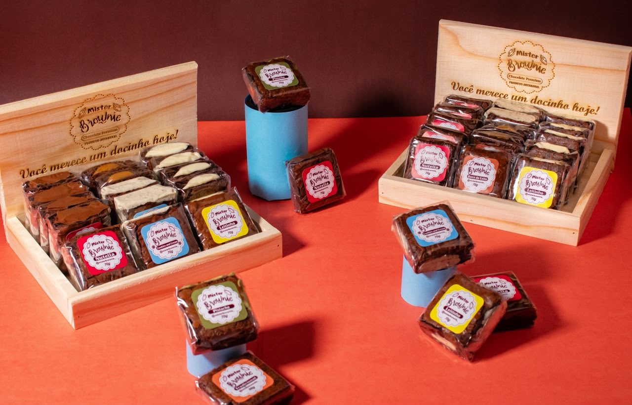 Expositores de madeira Mister Brownie com brownies embalados de vários sabores